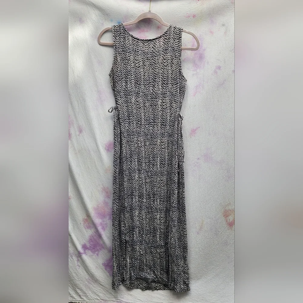 Vintage dress. The fabric stretches,so it fits an extra small to a medium size. - Picture 7 of 8